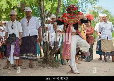 BALI, Indonesien - 31. Mai: Künstler des traditionellen balinesischen Straßentheater Topeng beteiligt sich an Leistung in hindu-Tempel. Stockfoto