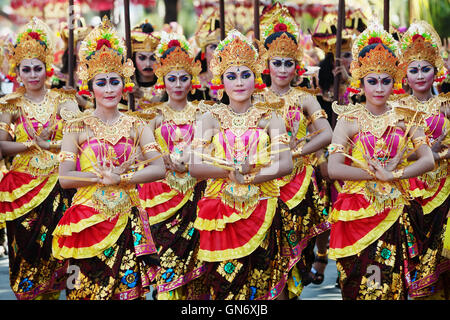 Denpasar, Insel Bali, Indonesien - 13. Juni 2015: Tänzer balinesischen Frauen in bunten Trachten gekleidet Stockfoto