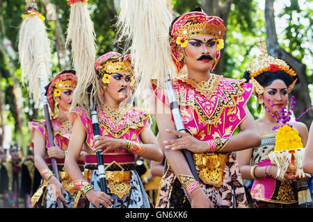 Denpasar, Insel Bali, Indonesien - 13. Juni 2015: Balinesische Tänzerin Menschen Prozession mit traditionellen Make-up auf Gesichter. Stockfoto