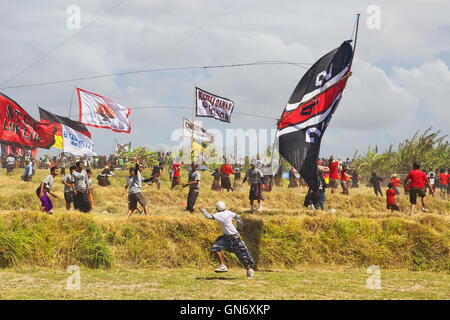 Sanur, Insel Bali, Indonesien - 15. Juli 2012: Teenager schnell wegläuft, gefährlich fallen große Kite Stockfoto