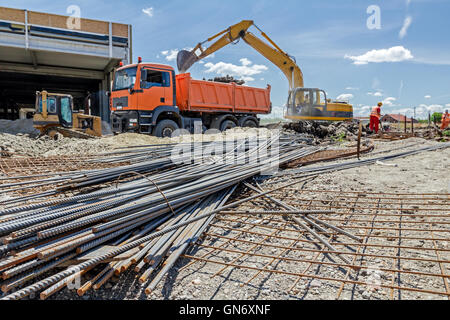 Blick auf rostigen quadratische Verstärkung für Beton, Stahl Bars, Baustelle befindet sich im Hintergrund. Stockfoto