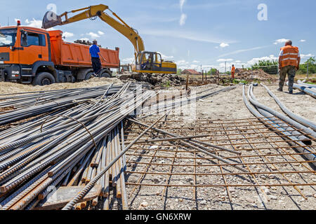 Blick auf rostigen quadratische Verstärkung für Beton, Stahl Bars, Baustelle befindet sich im Hintergrund. Stockfoto