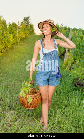 Modebewusste Frau auf dem Weingut. Weinlese-Zeit Stockfoto