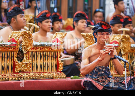 Denpasar, Insel Bali, Indonesien - 21. Juni 2015: Musiker alte traditionelle balinesische Orchester Gamelan. Stockfoto