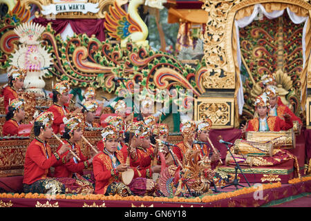 Denpasar, Bali, Indonesien - 21. Juni 2015: Gruppe junger Musiker Männer der balinesischen traditionellen Orchester Gamelan Stockfoto