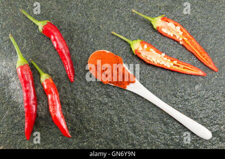 Rote heiße Roh und geerdeten Paprika auf Stein Hintergrund Stockfoto