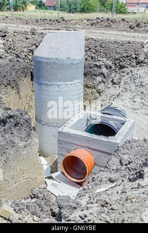 Montage-Prozess Betonverstärkungen Gehäuse für Entwässerung Abwasser aus resident, Sanitär-Kanalisation. Landschaft Stockfoto