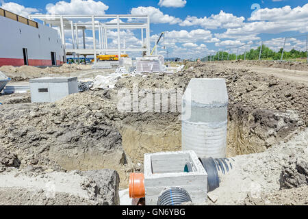 Montage-Prozess Betonverstärkungen Gehäuse für Entwässerung Abwasser aus resident, Sanitär-Kanalisation. Landschaft Stockfoto
