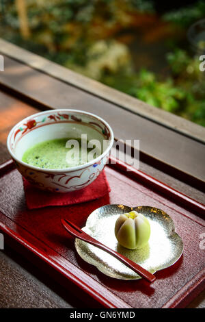 Japanische Süßigkeiten und Matcha-Tee, Kanazawa, Japan Stockfoto