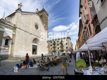 SARZANA, Italien - 18. August 2016: Beliebte Markt der Antike und Vintage-Objekte in Sarzana, Ligurien, Italien. Stockfoto