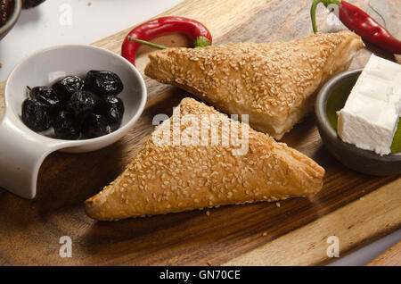 Borek (auch Burek) ein türkisches Gebäck gefüllt mit Käse oder Kartoffeln oder Pilze mit schwarzen Oliven Stockfoto