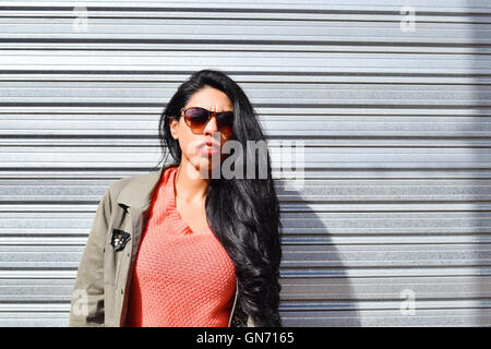 Portrait von junge Latin-Frau im Freien. Trendy und städtische Kleidung. Stockfoto