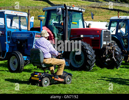 Mann auf Mobilität Roller Reeth Show, Swaledale, Yorkshire Dales National Park, North Yorkshire, England UK Stockfoto