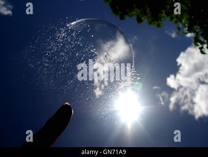 Blase platzt auf fingertip Stockfoto