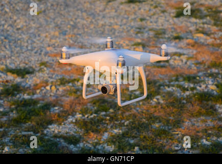 Die Drohne, schwebt über dem Boden Stockfoto