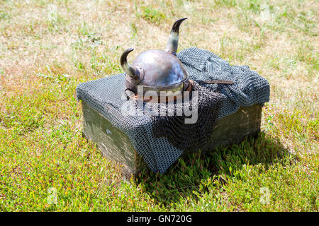 Mittelalterliche Ritterrüstung mit Helm und Kettenhemd Stockfoto