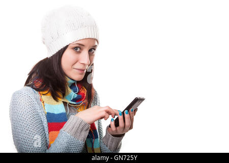 Junge schöne Frauen Dame berühren und ihr Smartphone zu Hause surfen. In den Spiegel. Stockfoto