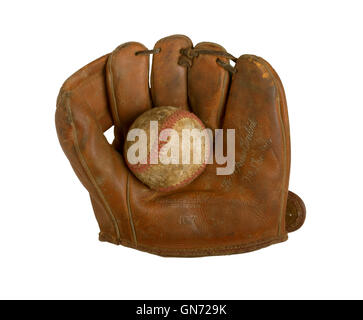 Antike behandschuhten Baseball Handschuh mit einem Baseballschläger auf weißem Hintergrund Stockfoto