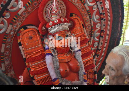 Theyyam-It ist ein ritueller Tanz im Norden Kerala oder die einstigen Kolathunadu beliebt. Theyyam umfasst Musik, Tanz und Pantomime. Stockfoto