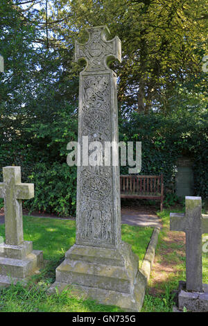 Das Ruskin Kreuz markiert Ruskinss Grab in St. Andrews Church, Coniston, Cumbria, Nationalpark Lake District, England, UK. Stockfoto