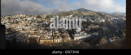 Panorama der Bezirk El Albayzin in Granada, Andalusien, Spanien, die Nasridenpaläste in der Alhambra abgebildet. Stockfoto