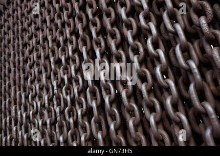Eisernen Vorhangs Denkmal neben dem Haus des Terrors in Budapest, Ungarn. Stockfoto