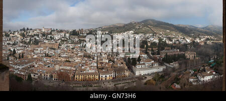 Panorama der Bezirk El Albayzin in Granada, Andalusien, Spanien, die Nasridenpaläste in der Alhambra abgebildet. Stockfoto