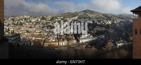 Panorama der Bezirk El Albayzin in Granada, Andalusien, Spanien, die Nasridenpaläste in der Alhambra abgebildet. Stockfoto