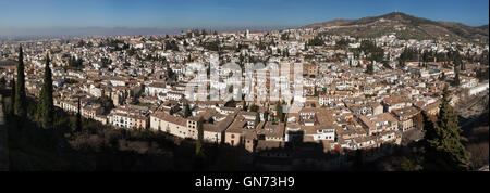 Panorama der Bezirk El Albayzin in Granada, Andalusien, Spanien, Torre del Cubo in der Festung Alacazaba abgebildet. Stockfoto