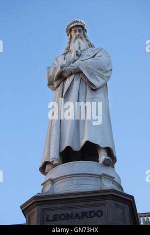 Denkmal für Leonardo da Vinci des italienischen Bildhauers Pietro Magni 1872 in Piazza della Scala in Mailand, Lombardei, Italien abgeschlossen Stockfoto