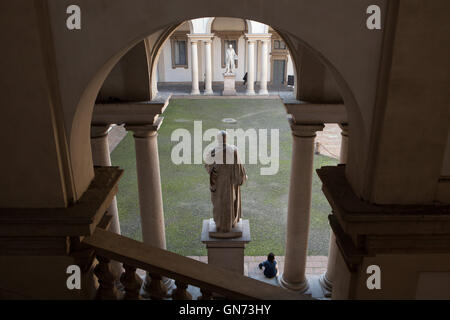 Statuen im Hof des Palazzo di Brera in Mailand, Lombardei, Italien. Stockfoto