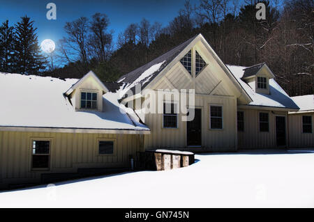 ruhiger Ort im Winter bei Mondschein beleuchtet Stockfoto