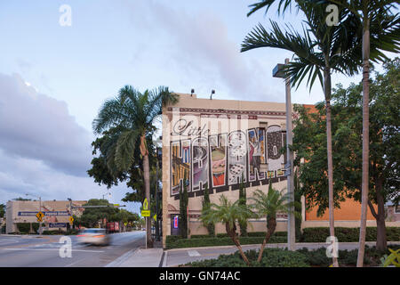 WILLKOMMEN BEI LITTLE HAVANA SIGN WANDBILD (©UNZUGESCHRIEBEN) ACHTE STRASSE LITTLE HAVANA NACHBARSCHAFT MIAMI FLORIDA Stockfoto