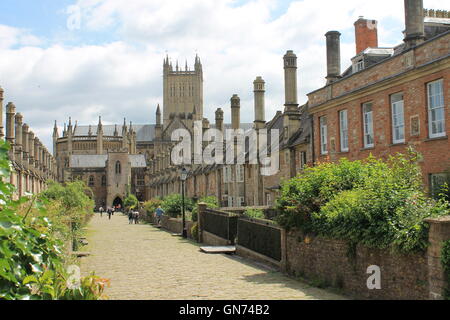 Pfarrer in der Nähe, West-Seitenansicht dieser mittelalterlichen gepflasterten Straße, Blick nach Süden in Richtung der Kathedrale, Wells, Somerset, England, UK Stockfoto