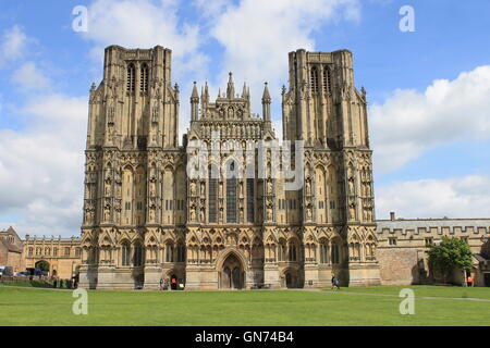 Westfassade der Kathedrale von Wells, Wells, Somerset, England, UK Stockfoto