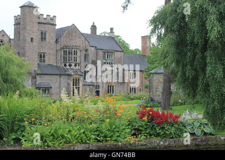 Der Bischofspalast, Nordansicht, betrachtet aus über den Bischof Schlossgarten, Wells, Somerset, England, UK Stockfoto