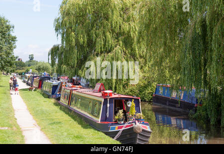 Narrowboats vor Anker auf dem Trent und Mersey Kanal an Alrewas, Staffordshire, England, UK Stockfoto