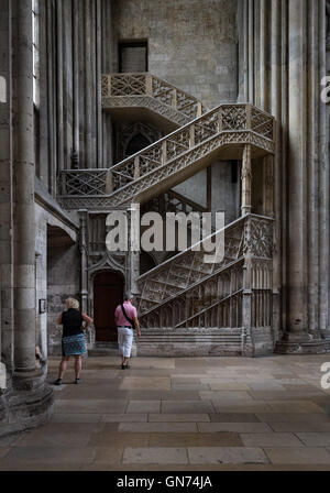 Stein-Treppe in der Kathedrale Notre-Dame de Assomption de Rouen, Rouen, Frankreich Stockfoto