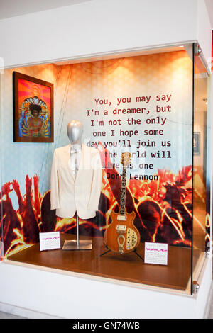 Erinnerungsstücke aus der Pop-Industrie hier in Coloor im Hard Rock Hotel auf der mediterranen Insel Ibiza zu sehen. Stockfoto