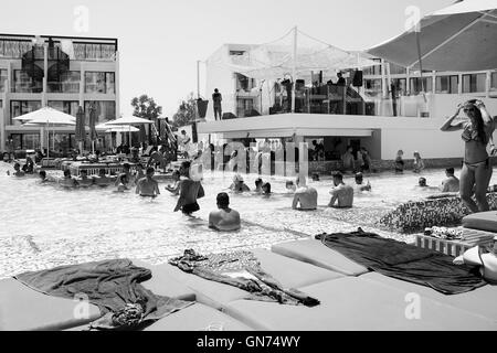 Pool-Party und am Pool im Hard Rock Hotel in Ibiza. High-End-Resort für die jüngere Generation, die gerne feiern und entspannen. Stockfoto