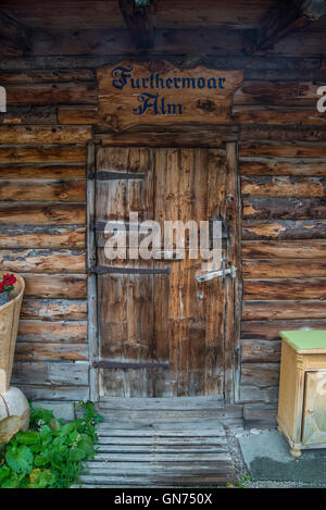 Der alte Bauernhof Tür auf Furthermoar Alm Stockfoto