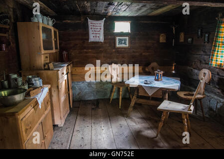 Innenraum der alten Farm bei Furthermoar Alm Stockfoto