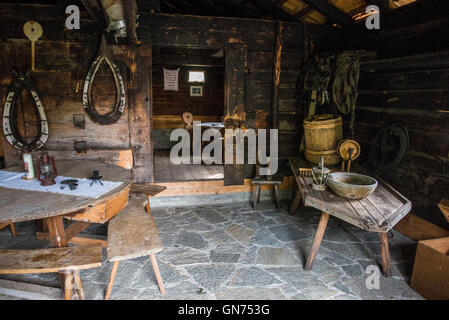 Innenraum der alten Farm bei Furthermoar Alm Stockfoto