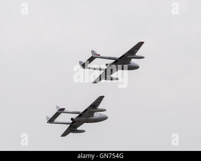 Zwei de Havilland Vampire Kreisen über Dunsfold Flugplatz Stockfoto