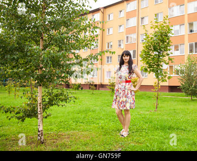 schöne junge Brünette in einem Park zu Fuß Stockfoto