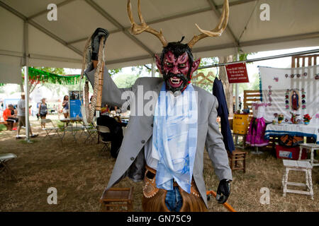 Traditionelle mexikanische Falte Tänzerin mit Teufels-Maske Stockfoto