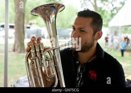 Man spielt Tenorhorn - USA Stockfoto