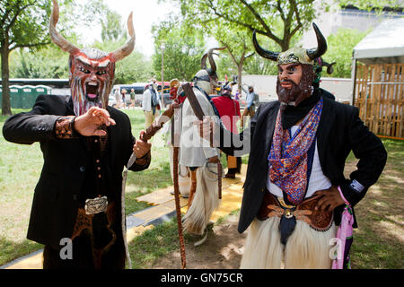 Traditionelle mexikanische Falte Tänzerin mit Teufels-Maske Stockfoto