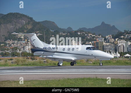 bereit für kleine Jet-Flugzeug abheben in Santos Dumont Flughafen Rio De Janeiro Brasilien Stockfoto