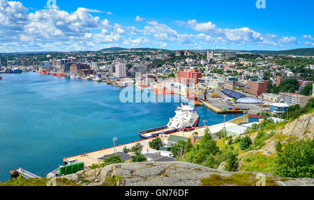 Panoramablick mit Bucht blauen Sommerhimmel Tag mit geschwollenen Wolken über den Hafen und die Stadt von St. John's Neufundland, Kanada. Stockfoto